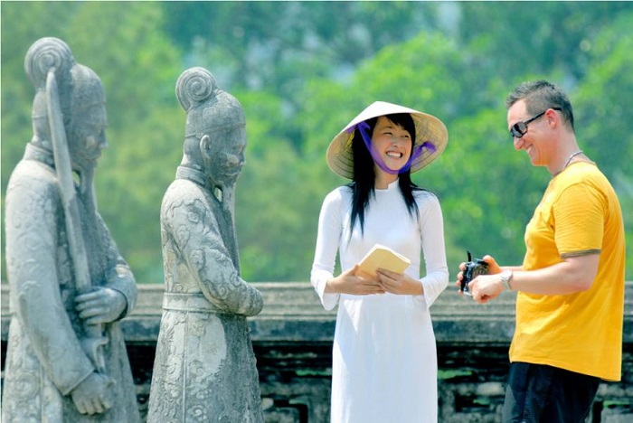 Can businesses in Vietnam that use free tour guides be fined?