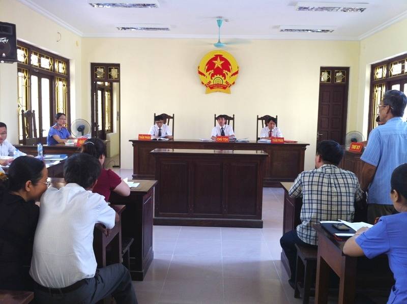 Can the defendant be absent from the court under Vietnam law?