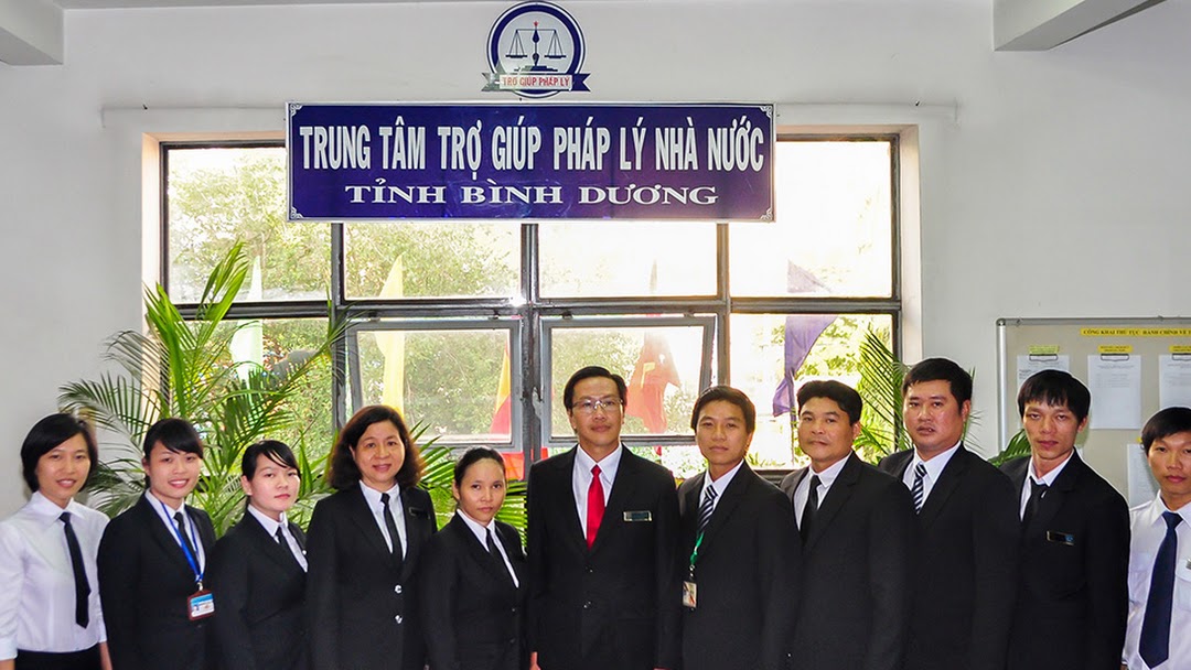 What is a legal aid center under Vietnam law