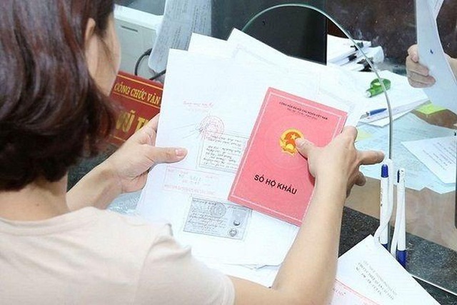 What is the procedure to import a household registration certificate for overseas Vietnamese to repatriate?