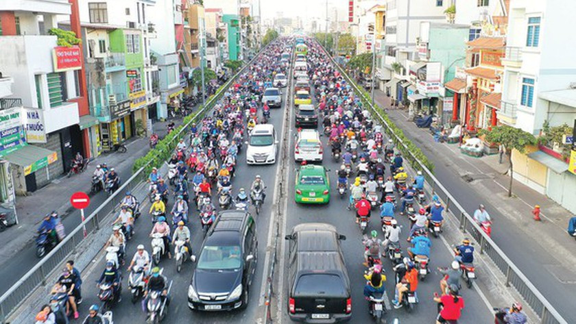 Can a car enter the truck lane in Vietnam?
