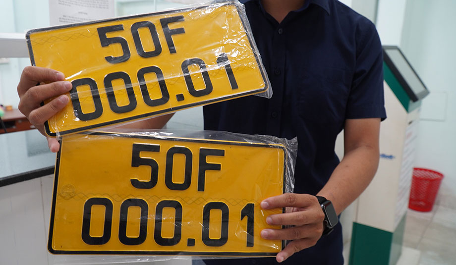 Which vehicles must change the yellow number plate according to the provisions of Vietnamese law?