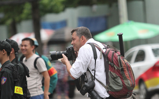 Do non-resident reporters working in Vietnam need to carry a passport?