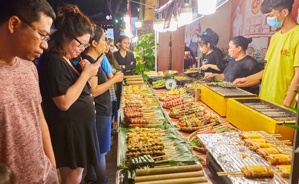 Does Vietnamese street food business need to apply for a Food Safety Certificate