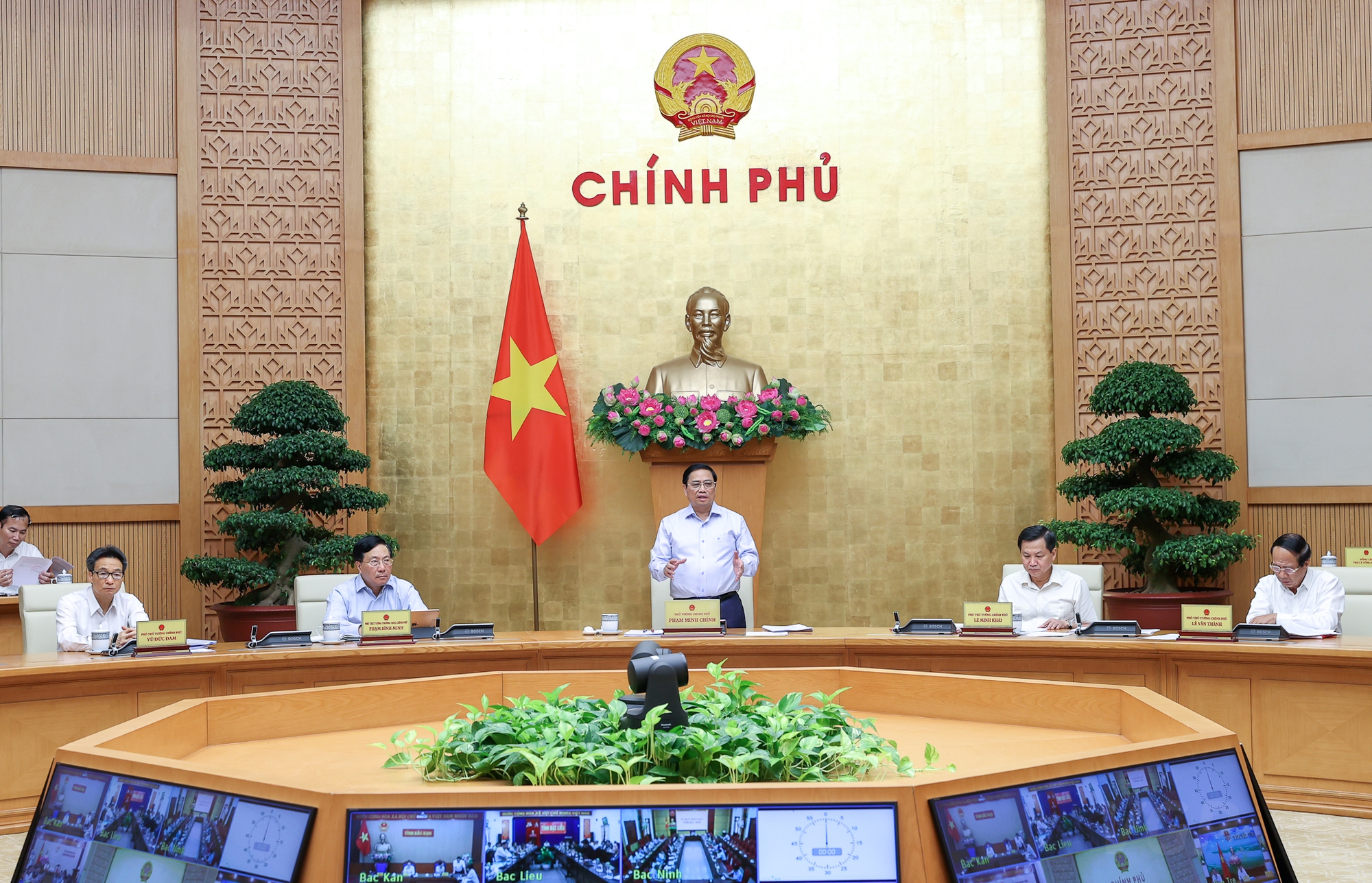 Duties powers and responsibilities of entities and persons involved in public investment activities in Vietnam
