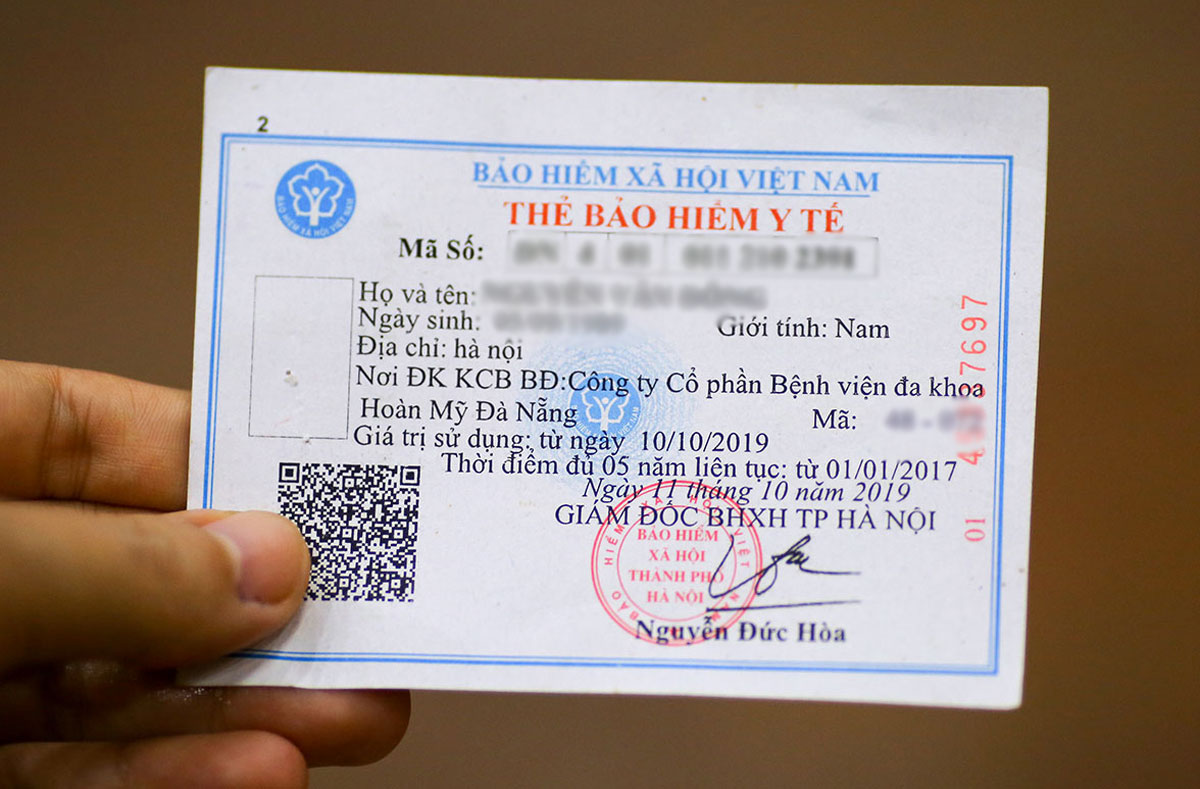 In what cases is the health insurance card revoked according to Vietnamese law?