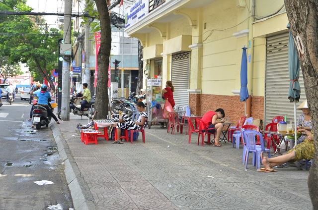 How are roadside encroachment handled in Vietnam?